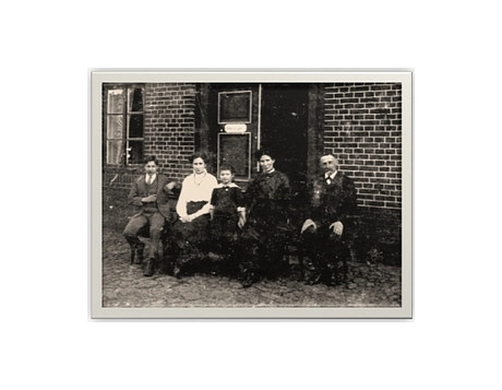 Die Familie Alexander vor dem "Alexanderhaus" in Ganderkesee 1917 © Gemeinde Ganderkesee