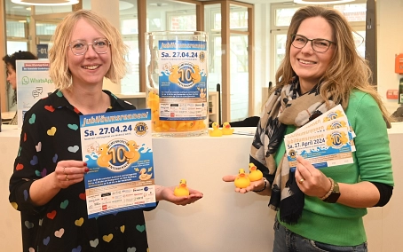 Verkauf von Losen für das Entenrennen 2024 im Bürgerbüro Ganderkesee