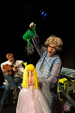 Kindertheater mit Mensch Puppe_Die Prinzessin auf der Erbse (Copyright Marianne Menke).jpeg